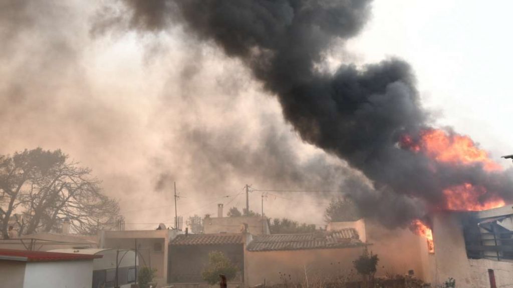 Καίγεται το σπίτι της Κατερίνας Στεφανίδη στην Παλλήνη