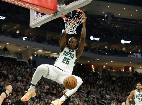 Ανανέωσε με τους Μπακς ο Ιμπάκα