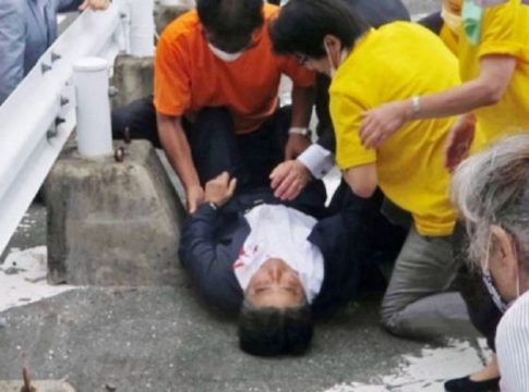 Σίνζο Άμπε: Η στιγμή που ο δράστης ετοιμάζεται να πυροβολήσει