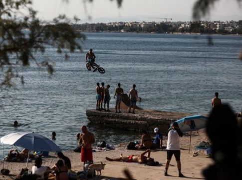 Καιρός: Αντιμέτωπη με «μίνι καύσωνα» η χώρα – Θερμοκρασίες έως και 38 βαθμούς σήμερα