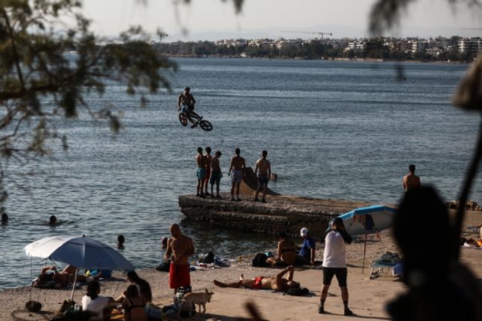 Καιρός: Αντιμέτωπη με «μίνι καύσωνα» η χώρα – Θερμοκρασίες έως και 38 βαθμούς σήμερα