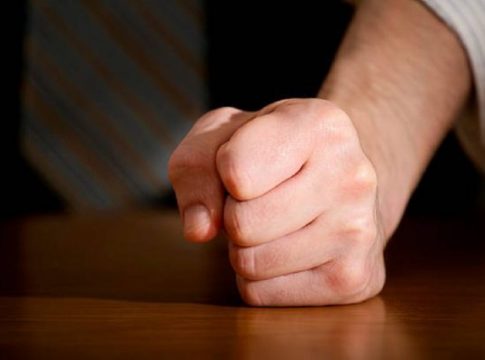 Θεσσαλονίκη: Έδειρε υπάλληλο καθαριότητας επειδή τον ξύπνησε με το… απορριμματοφόρο