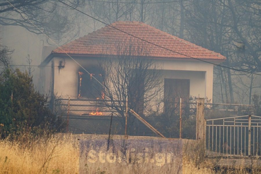 Τραγική η κατάσταση στην Λέσβο: Μέσα στο χωριό η φωτιά στα Βατερά – Τραυματίστηκε πυροσβέστης