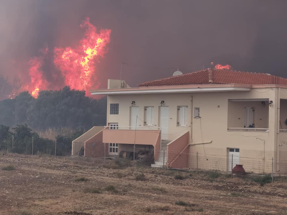 Καίγονται σπίτια στα Βατερά – Ανεξέλεγκτο το πύρινο μέτωπο στη Λέσβο