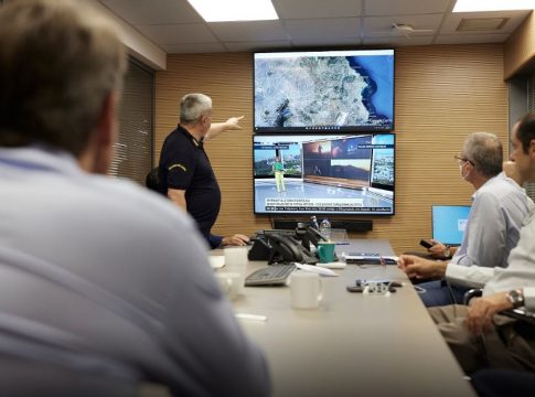 Στο Συντονιστικό Κέντρο της Πολιτικής Προστασίας ο Μητσοτάκης