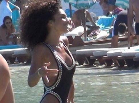 Σύζυγος πασίγνωστου ποδοσφαιριστή κόλασε την Μύκονο: Το καυτό ολόσωμο και τα… απίθανα προσόντα (vid)