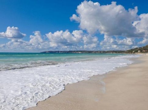 Πάρος: «Σπάει» τα κοντέρ στις Κυκλάδες – Ρεκόρ τουριστών με λιγότερα πλοία