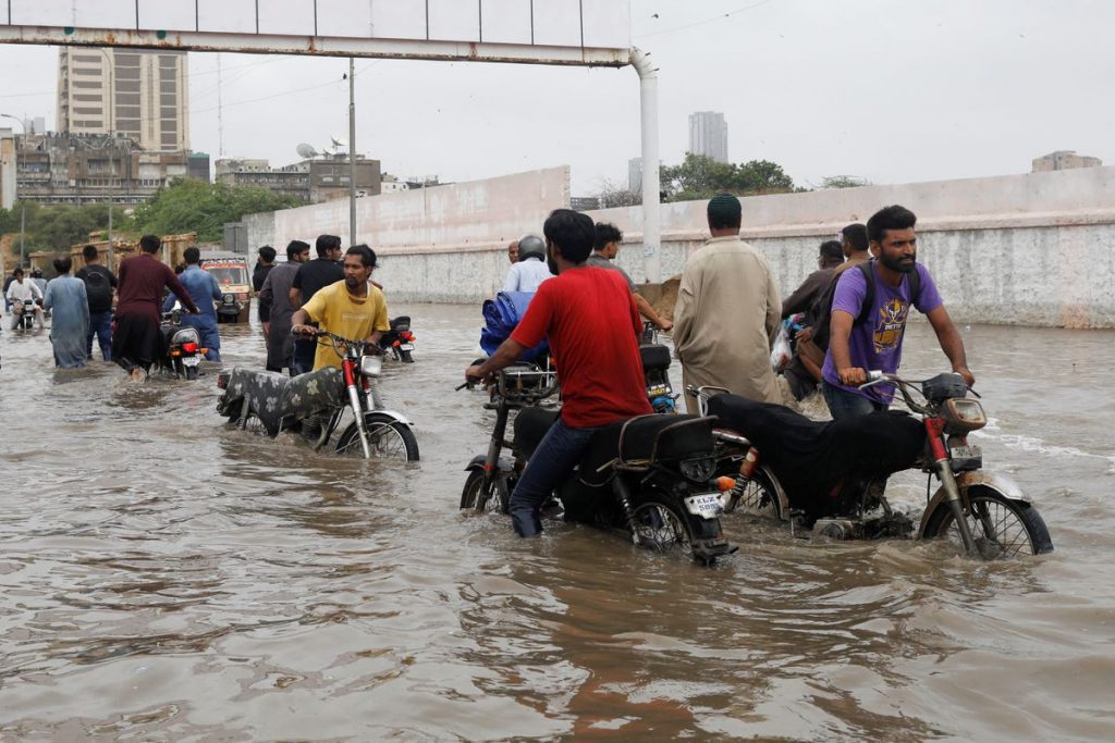 Δεκάδες νεκροί από πλημμύρες στο Πακιστάν