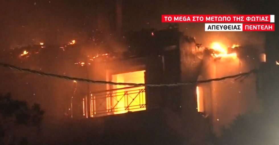 Φωτιά στην Πεντέλη: Σπίτι παραδίδεται στις φλόγες – Τρομακτικό βίντεο