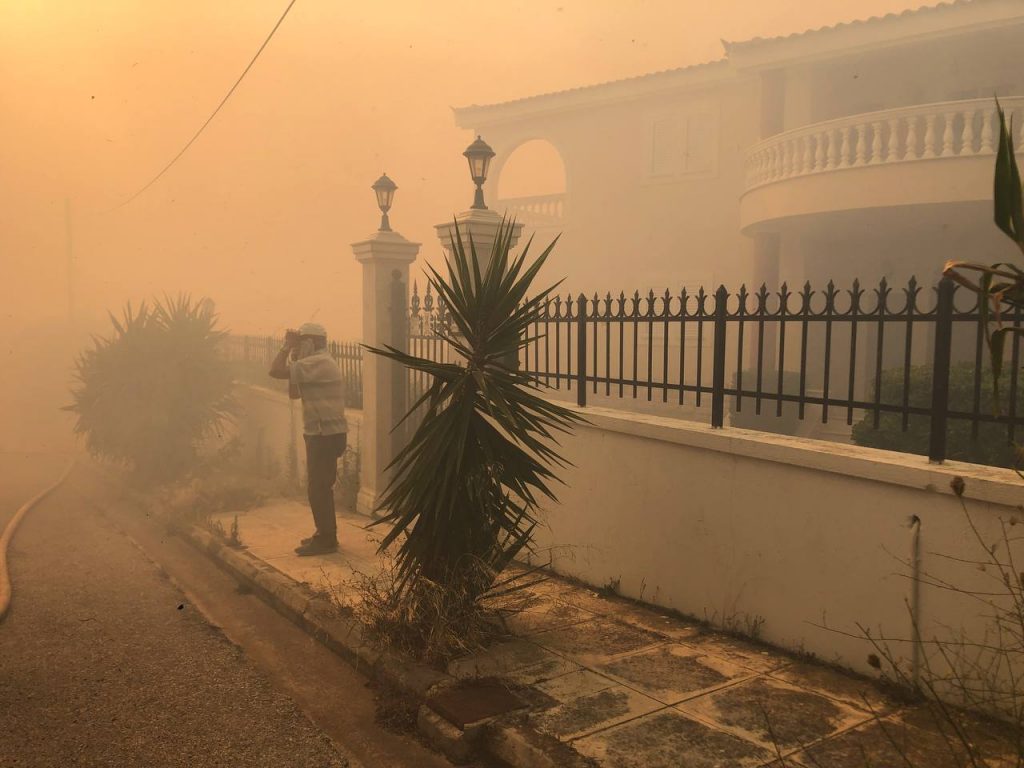 Μία ανάσα από τα σπίτια η φωτιά στην Παλλήνη – Συγκλονιστικές εικόνες με ηλικιωμένους να δίνουν μάχη