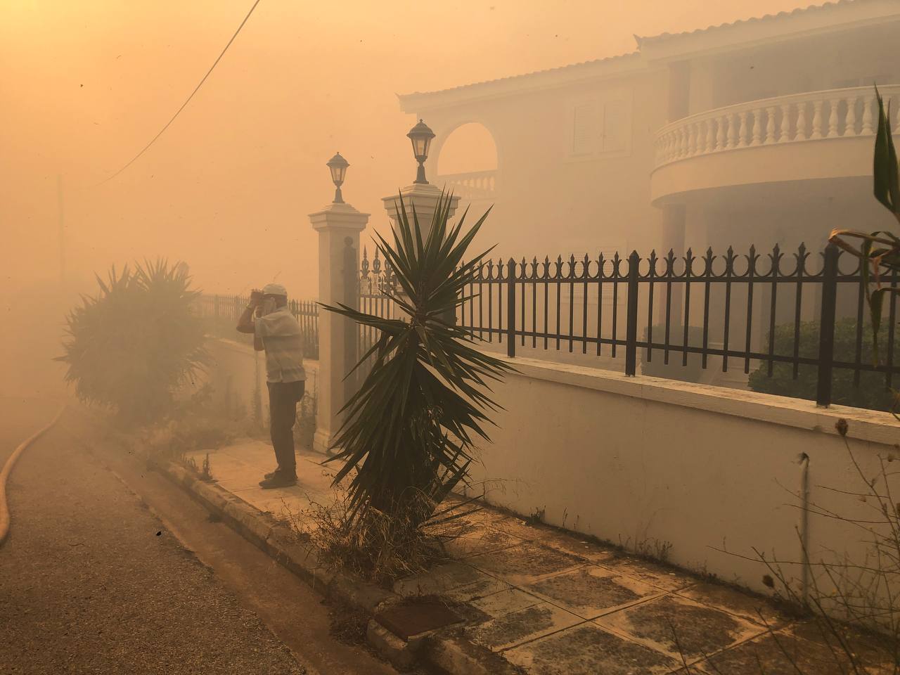 Μία ανάσα από τα σπίτια η φωτιά στην Παλλήνη – Συγκλονιστικές εικόνες με ηλικιωμένους να δίνουν μάχη