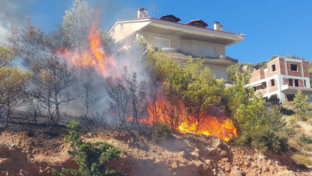 Η Αττική ζει τον πύρινο εφιάλτη: «Τρίγωνο φωτιάς» σε πέντε περιοχές – Πότε αναμένεται να κοπάσουν οι άνεμοι