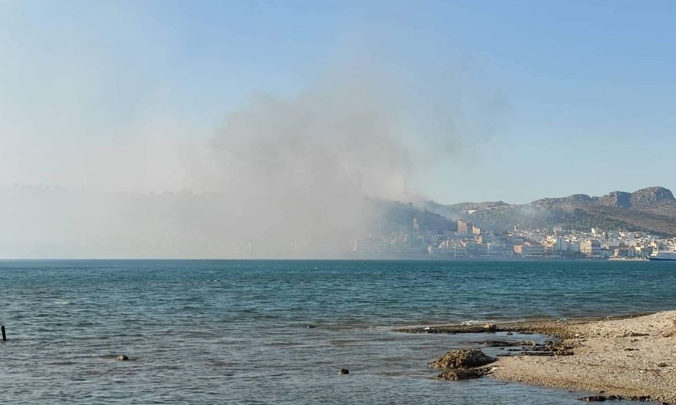 Φωτιά στη Σαλαμίνα: Εκκενώνεται το Κέντρο Υγείας