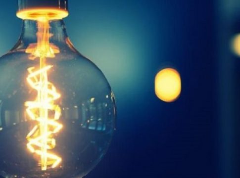 Πόσα θα πληρώνουμε για ηλεκτρικό ρεύμα και αέριο – Κλιμακωτή επιδότηση και ενίσχυση 90 ευρώ