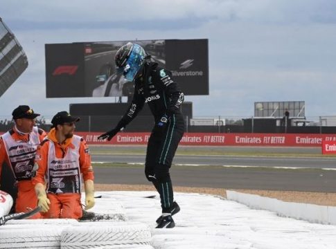 Formula 1: Η στιγμή που ο Ράσελ εκλιπαρεί για βοήθεια στον Ζου (vid)