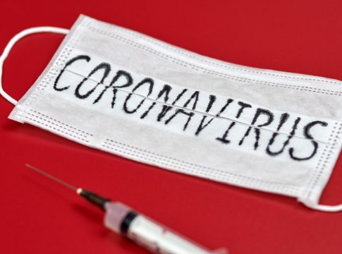 Ηλίας Μόσιαλος: Τον Οκτώβριο τα εμβόλια για τις νέες παραλλαγές του κορωνοϊού