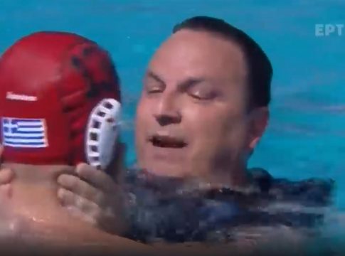 Βούτηξε στην πισίνα ο Βλάχος – Έξαλλοι πανηγυρισμοί από τους παίκτες της Εθνικής (vid)