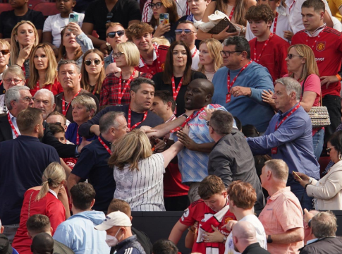 Απίστευτο: Οπαδοί της Γιουνάιτεντ πιάστηκαν από τον λαιμό την ώρα αγώνα! (Pic)
