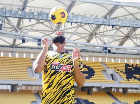 ΑΕΚ: Ο Μουκουντί πάτησε το χορτάρι της «Opap Arena» (pics)