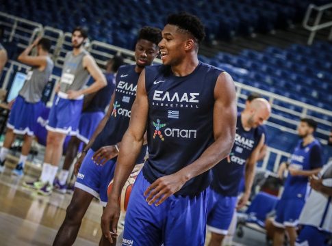 Ο Γιάννης καρφώνει και στέλνει μήνυμα για το Eurobasket (Vid)