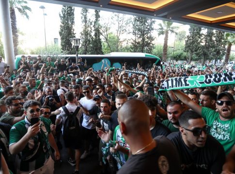 «Πράσινη»… τρέλα έξω από το Caravel και «ντόπες» στην αποστολή του Παναθηναϊκού (pics)