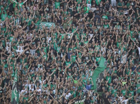 Καμίνι η Λεωφόρος: Η αποθέωση του κόσμου στους παίκτες του Παναθηναϊκού (vids)