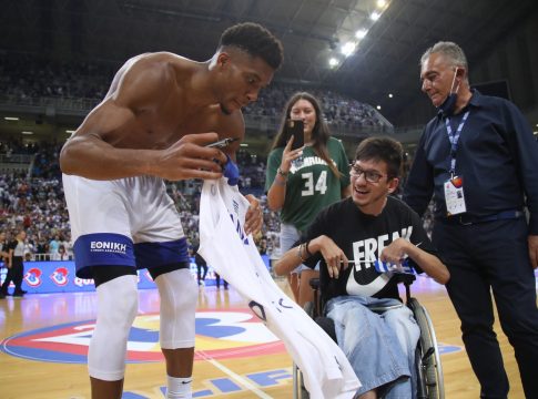 Ο Γιάννης Αντετοκούνμπο έδωσε τη φανέλα του σε νεαρό με κινητικά προβλήματα