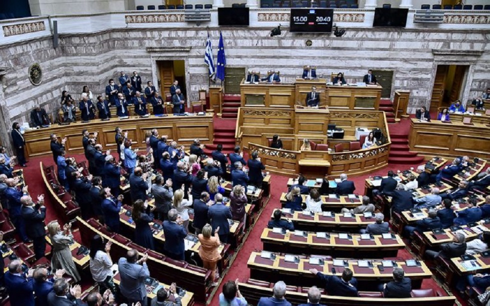 Υποκλοπές: Μετωπική Μητσοτάκη-Τσίπρα στη Βουλή: «Καταθέστε πρόταση δυσπιστίας – Έχετε τη δυσπιστία του λαού»