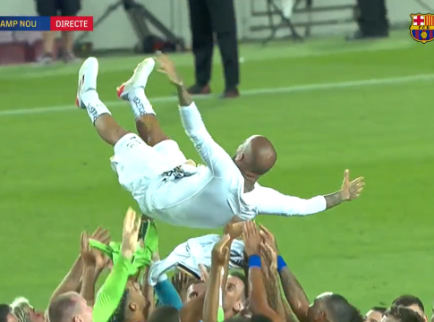 Τρομερή αποθέωση για τον Ντάνι Άλβες, τον σήκωσαν στους ώμους οι παίκτες της Μπαρτσελόνα (vid)
