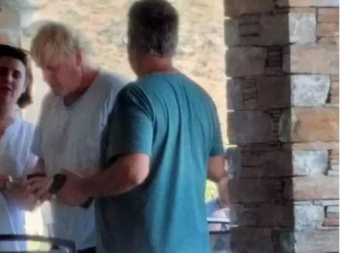 Μπόρις Τζόνσον: Στην Κάρυστο συνεχίζει τις διακοπές εν μέσω αντιδράσεων στη Βρετανία