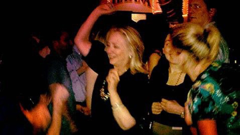 Σάνα Μάριν: Δημόσια στήριξη από την Χίλαρι Κλίντον – Ανάρτησε φωτογραφία της από δικό της χορό σε πάρτι