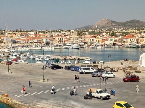 Θρίλερ για 591 επιβάτες – Πλοίο προσέκρουσε στο λιμάνι της Αίγινας