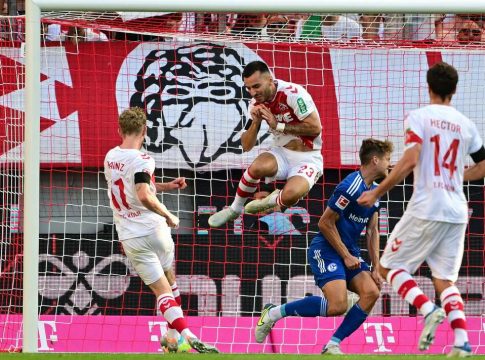 Κολωνία – Σάλκε 3-1: Ήττα για τους «βασιλικούς μπλε» στην επιστροφή τους στην Bundesliga