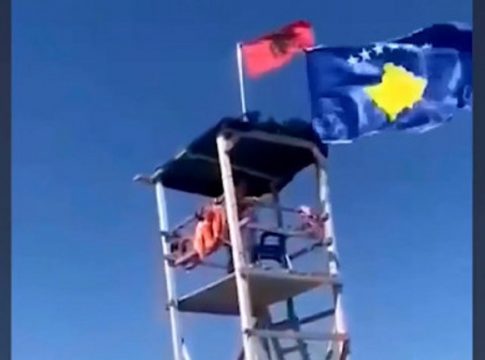 Αλβανία: Κύμα συμπαράστασης στον άνδρα που πέταξε την τουρκική σημαία στη θάλασσα