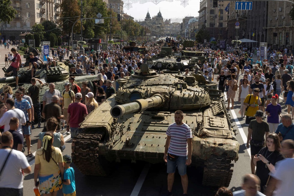 Πόλεμος στην Ουκρανία: Παρέλαση… ρωσικών τανκς στο Κίεβο