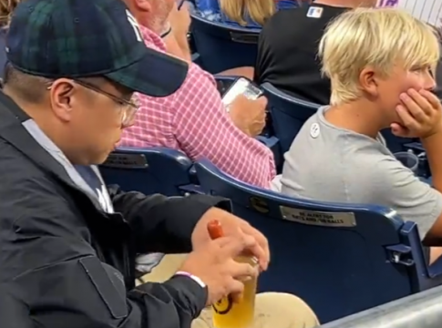 Έπος: Ένας φίλαθλος έκανε το λουκανικό καλαμάκι για να πιει μπύρα (vid)