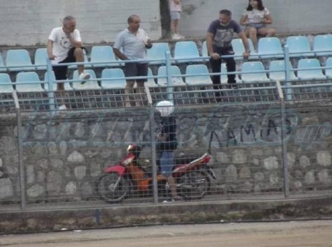 Ντελιβεράς… εισέβαλε με το παπάκι του στο Λαμία-ΑΕΚ Β και έδωσε καφέδες μέσα στο γήπεδο! (Pic)