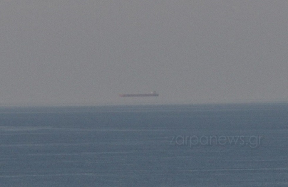 Κρήτη: Το φαινόμενο Fata Morgana εμφανίστηκε στα Χανιά – Γιατί βλέπουμε το δεξαμενόπλοιο να «αιωρείται»;
