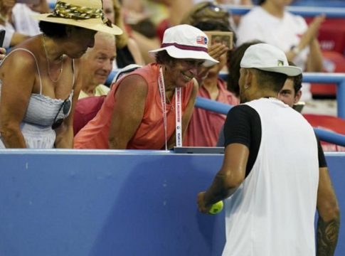 Επικός Κύργιος: Ρώτησε θεατή που να σερβίρει για το ματς (vid)