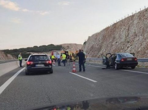 Τραγωδία με δυο νεκρούς στην Ιονία Οδό: Όχημα παρέσυρε ζευγάρι μπροστά στα μάτια του παιδιού τους (pics)