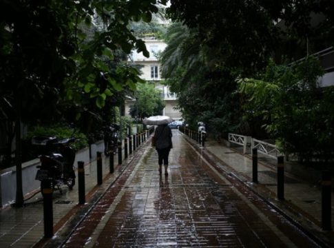 Καιρός: Φθινοπωρινό σκηνικό μέχρι την Πέμπτη – Βροχές, καταιγίδες και χαλαζοπτώσεις