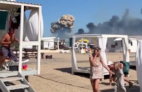 Σοκαριστικά βίντεο: Ρώσοι τουρίστες στην Κριμαία κάνουν μπάνιo με φόντο… εκρήξεις