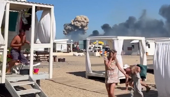 Σοκαριστικά βίντεο: Ρώσοι τουρίστες στην Κριμαία κάνουν μπάνιo με φόντο… εκρήξεις
