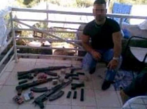 Δείτε τον έναν από τους δράστες της επίθεσης στους Γερμανούς τουρίστες να ποζάρει με καλάσνικοφ