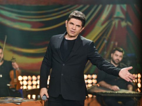 Άγριο ξύλο σε συναυλία του Νίκου Κουρκούλη – Διακοπή της συναυλίας μέχρι να λήξει ο καυγάς