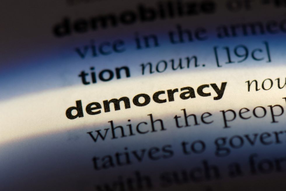 Στα ζητήματα δημοκρατίας δεν αρκεί «το γράμμα του νόμου»