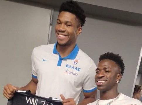 Ο Αντετοκούνμπο αντάλλαξε φανέλα με τον Βινίσιους (vid)