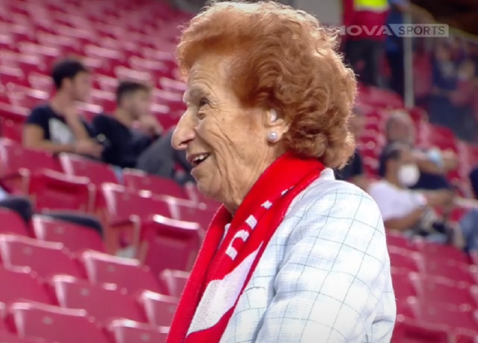Η 93χρονη φίλαθλος του Ολυμπιακού που είδε και πέναλτι στο «Καραϊσκάκης»