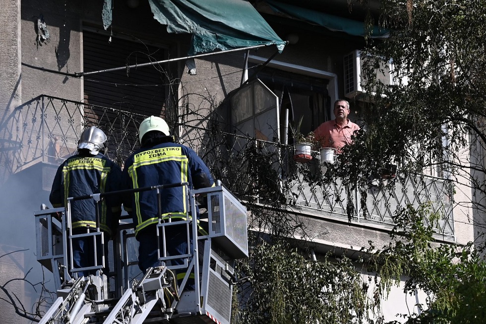 Φωτιά στην Αχαρνών: Πολύωρη μάχη με τις φλόγες – Εικόνες που κόβουν την ανάσα από την επιχείρηση απεγκλωβισμού