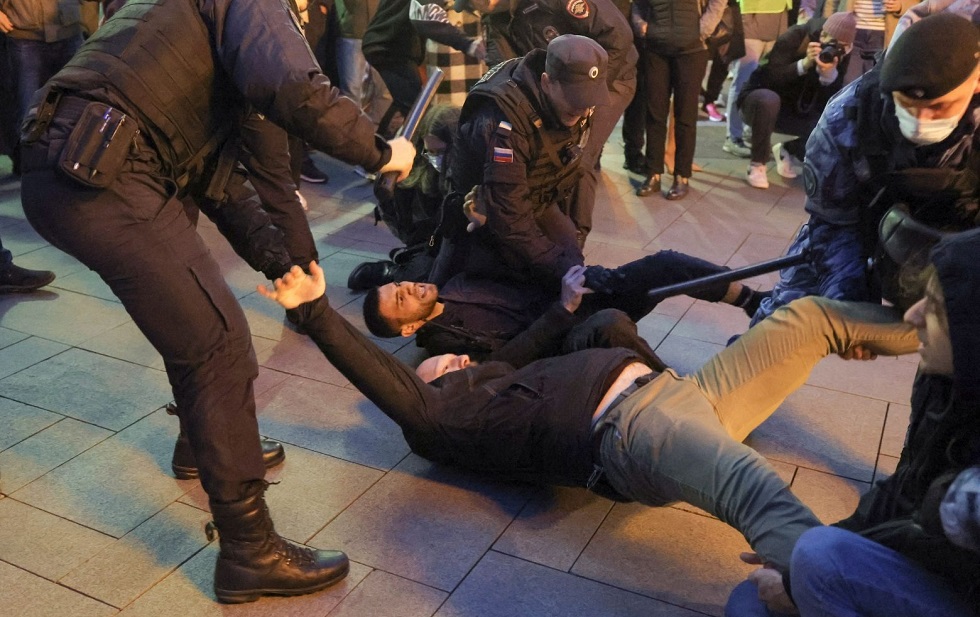 Ρωσία: Διαδηλωτές που αντιδρούν στην επιστράτευση συγκρούονται με την αστυνομία